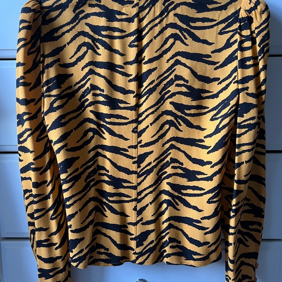 Animal print button down, sweetheart neckline Reformation top. - Picture 7 of 7